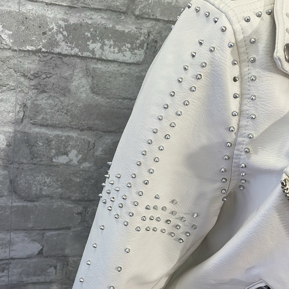 Blank NYC White Faux Leather Motorcycle Jacket with Floral Print - Picture 4 of 12